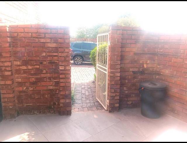 2 BEDROOM TOWNHOUSE FOR SALE IN FREEWAY PARK